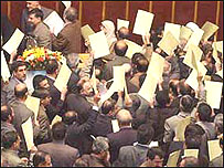 بيش از يکصد نفر از نمايندگان اصلاح طلب در واپسين ماه های حضور خود در مجلس، در اعتراض به عملکرد شورای نگهبان در انتخابات مجلس هفتم، همزمان در يک روز استعفا دادند