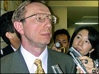 O embaixador russo em exercício no Japão, Mikhail Galuzin, é cercado por jornalistas ao chegar ao Mministério das Relações Exteriores em Tóquio para explicar o incidente