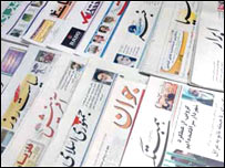 روزنامه های چاپ ايران تحت نظارت شورای عالی امنيت ملی، اخبار مربوط به برنامه های اتمی اين کشور را منتشر می کنند