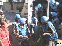 صلح بانان سازمان ملل هنگام انتقال جسد يکی از کشته شدگان حمله اسرائيل