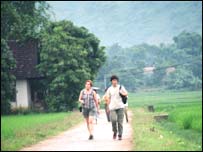 Du khách nước ngoài lên thăm vùng Tây Bắc