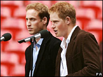 Os príncipes William e Harry, filhos de Diana