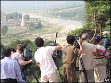 Các phóng viên theo dõi việc phá tháp làm nguội vào tháng Sáu