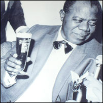 Louis Armstrong ochutnává plzeňské pivo