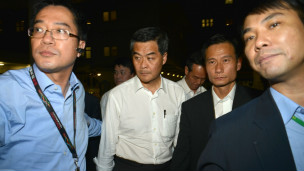 梁振英前往醫院探視傷者