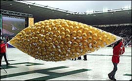 Thousands of balloons arrive in the areana