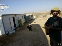 Prefabrik yapılardan oluşan bir Yahudi yerleşimi