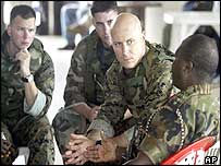 Os EUA ainda não decidiram enviar soldados ao país