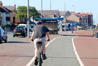 Beiciwr yn Llandrillo yn Rhos