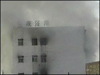 Incêndio em shopping center matou 53 pessoas