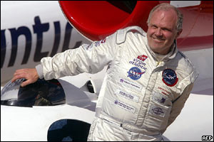 Steve Fossett po přistání ve městě Salina v Kansasu