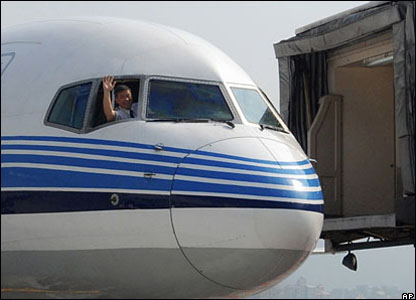 Cơ trưởng máy bay từ Hạ Môn vẫy chào khi hạ cánh xuống Đài Bắc