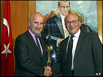 Mehmet Ali Talat, Alvaro de Soto ile el sıkışıyor