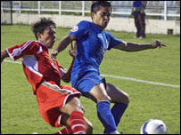 सुनील छेत्री (नीले में)