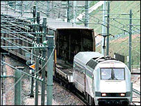 Trem sai do Eurotúnel