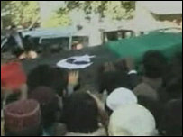 Turma përpiqen me vështirësi të shohin arkivolin. 