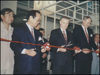 Thị trưởng San Francisco ông Frank Jordan (giữa) và ông Ðoàn Duy Thành (trái) cắt băng khai mạc Vietnam Expo '94 ở San Francisco (hình Bùi Văn Phú)