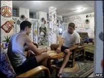 Israelenses jogam gamão em abrigo antiaéreo em Naharyia