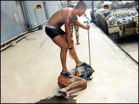 Iraklı tutsaklara işkence yapan İngiliz askeri