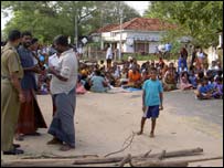 Tsunami displaced in Vijithapura protest (Photo Daya Lankapura)