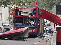 výbuchem zničený londýnský autobus
