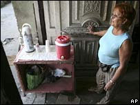 Mulher vende café em sua casa em Havana