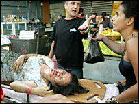 Mulher recebe cuidados médicos