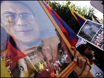 دالایی لاما در تظاهرات مقابل سفارت چین