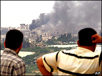 غیرنظامیان در حال نظاره درگیری ها