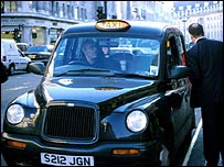 o tradicional táxi preto nas ruas de Londres