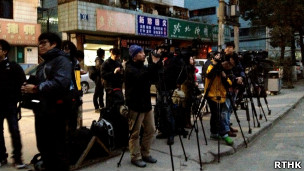 贵阳法院外的记者