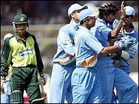 यासिर हमीद के आउट होने के बाद खुश भारतीय खिलाड़ी