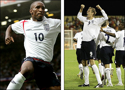 Jermain Defoe và Peter Crouch ăn mừng khởi đầu tốt đẹp của Anh