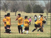 Meninos jogam bola em Lincoln, Nebraska