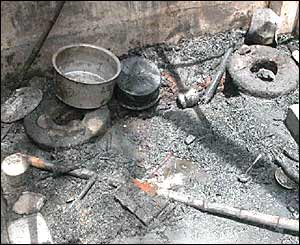 आग शुरु हुई रसोई घर से