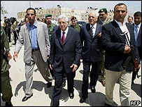 O presidente da Autoridade Palestina, Mahmoud Abbas (centro)
