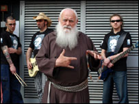 Frade Cesare Binozzi e sua banda. Foto de Andrea Scuratti
