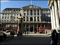 लंदन के बाज़ार धमाकों के बावजूद भी काम करते रहे