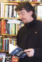 Gwyn Sion Ifan yn ei siop