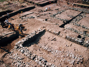 Cloddio yn Llys Rhosyr, Niwbwrch.