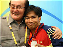 Vận động viên Hoàng Anh Tuấn (phải) và ông Hoàng Vĩnh Giang, trưởng đoàn