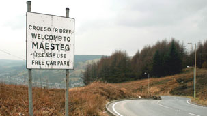 Arwydd ffordd ger Maesteg - un o luniau Andrew Richards 