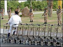 سربازان پاکستانی در فرودگاه کراچی