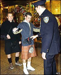 Folião é revistado por policial