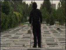 نمایی از فیلم روی ابرها قدم بزن به کارگردانی بهناز تاجیک