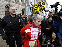 Người biểu tình bị bắt trước Cục Thuế Hoa Kỳ ngày 19/3/2008