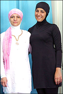 बुर्क़ीनी पहने लाइफ़गार्ड और बुरक़ीनी की डिज़ाइनर