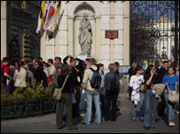 Đám đông chờ thông tin