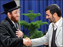 O presidente do Irã, Mahmoud Ahmadinejad com rabino durante conferência em Teerã