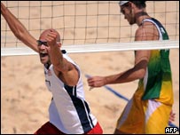 Phil Dalhausser comemora, Fábio Luiz baixa a cabeça